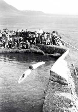 �rn Eriksen stingur s�r � rafst��varl�n � sundm�ti � Su�ursveit �ri� 1946